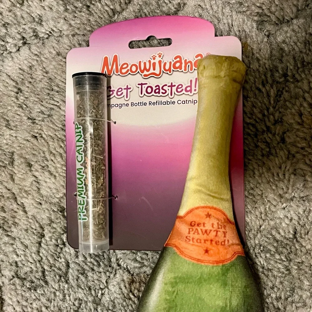 NWT Refillable Catnip Toy